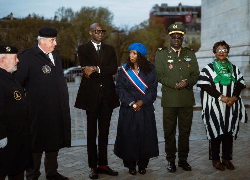 Cérémonie de dépôt de gerbe à l’honneur des tirailleurs africains sous l’arc de Triomphe.